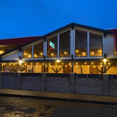 Lakewood Inn 100 Mile House Exterior photo