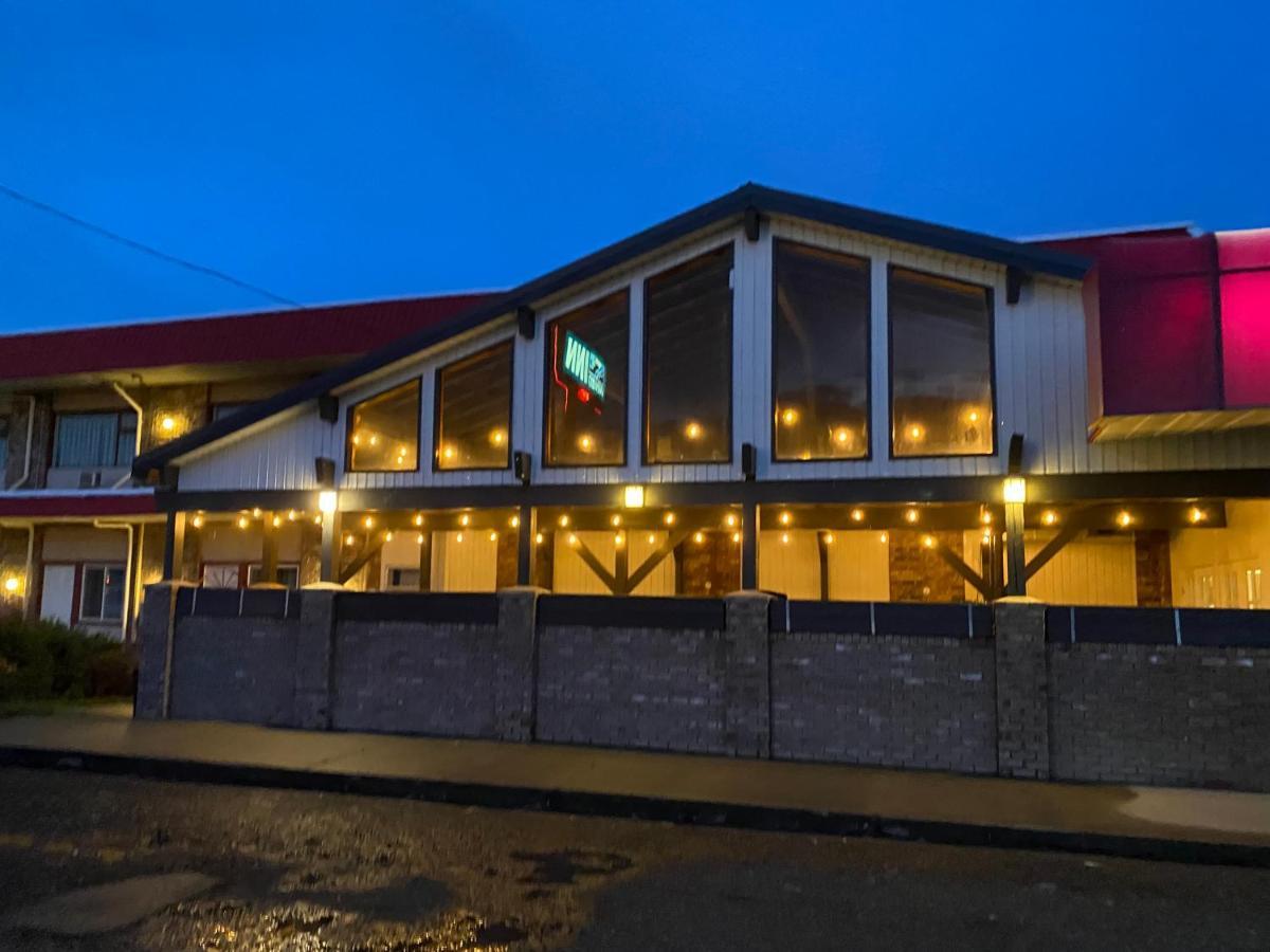 Lakewood Inn 100 Mile House Exterior photo